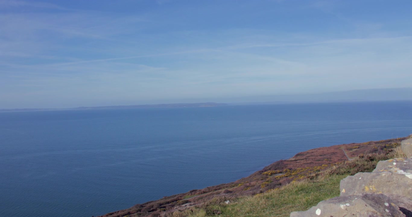Ampia panoramica da sinistra a destra che guarda verso la Baia di Conwy sul lato nord-sud di Marine Drive, Great Orme