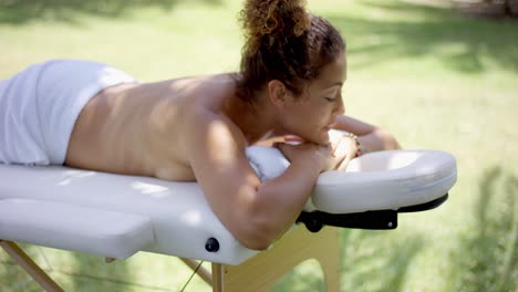 Mujer-Que-Se-Establecen-En-La-Mesa-De-Masaje-En-El-Spa