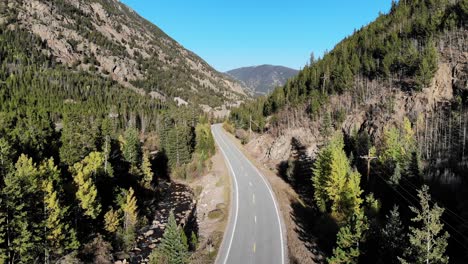 un vuelo a lo largo de un hermoso camino rural dentro de las montañas de colorado