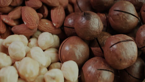 puñados de nueces listas para comer de diferentes variedades 2