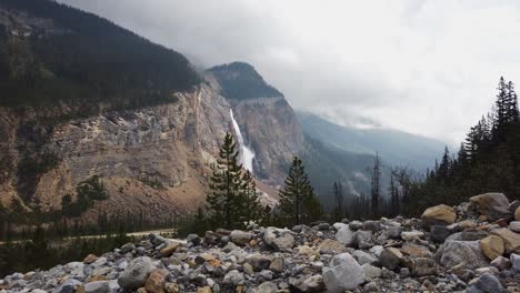 Großer-Wasserfall-Takkakaw-Fällt-Ferne-Krabbe-Yoho-Britisch-Kolumbien-Kanada