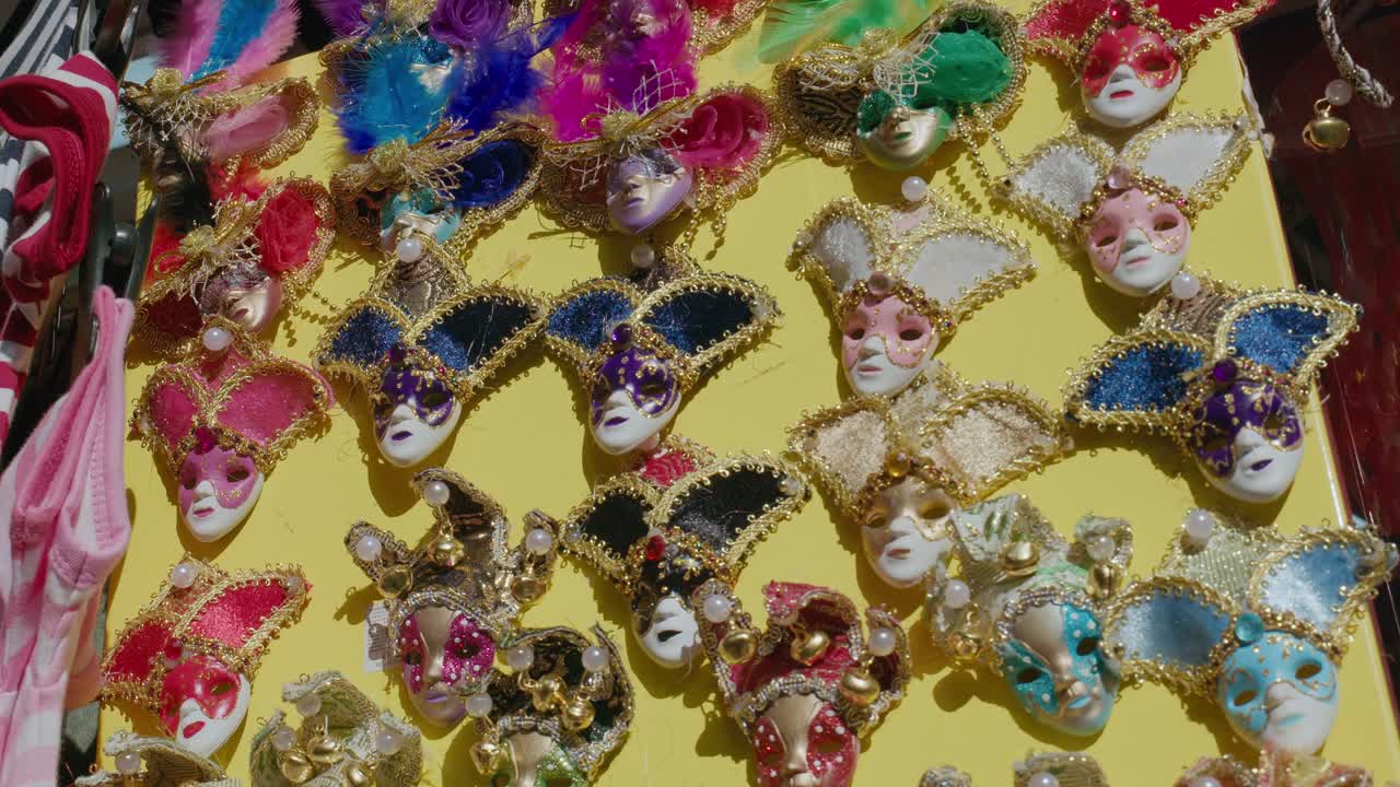 colecção de máscaras venezianas deslumbrantes na oficina de fabricação de máscara