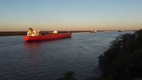 barco de carga navegando en la quietud del río