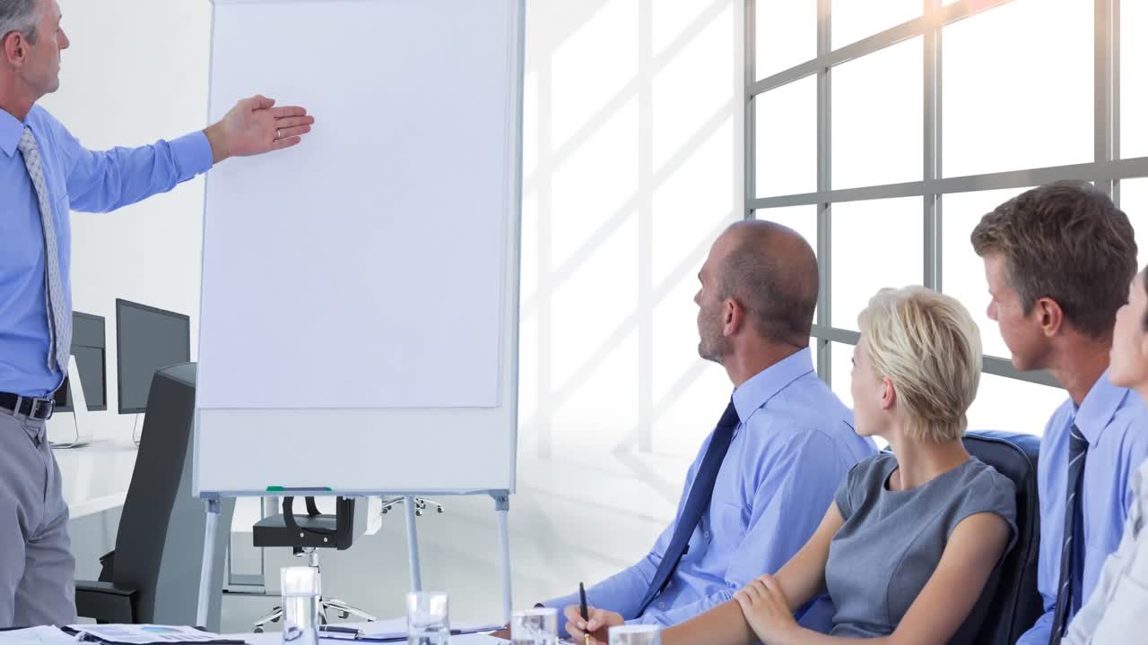 사무실에서의 회의에서 다양한 사업가들의 활성화