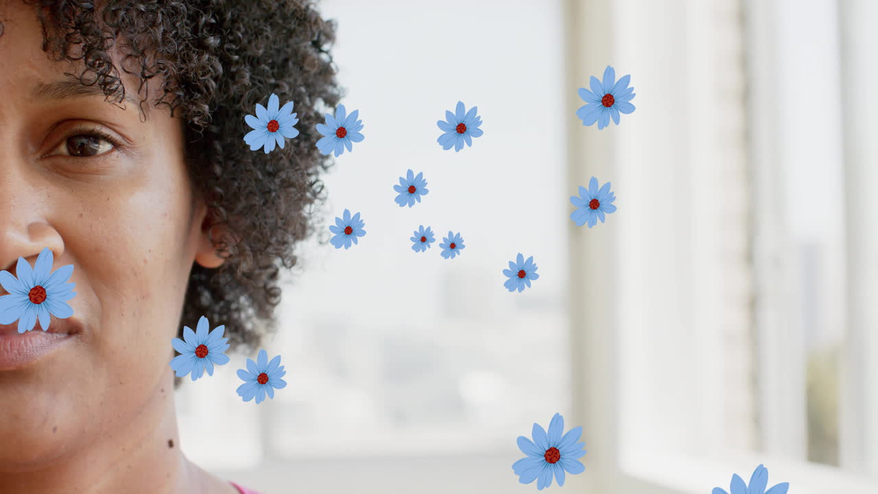 Animazione di fiori blu su primo piano del viso di una donna con capelli ricci