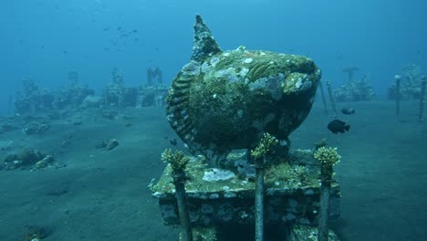 Sunfish-statue-underwater-at-the-bottom-of-the-sea,-closeup-slow-motion