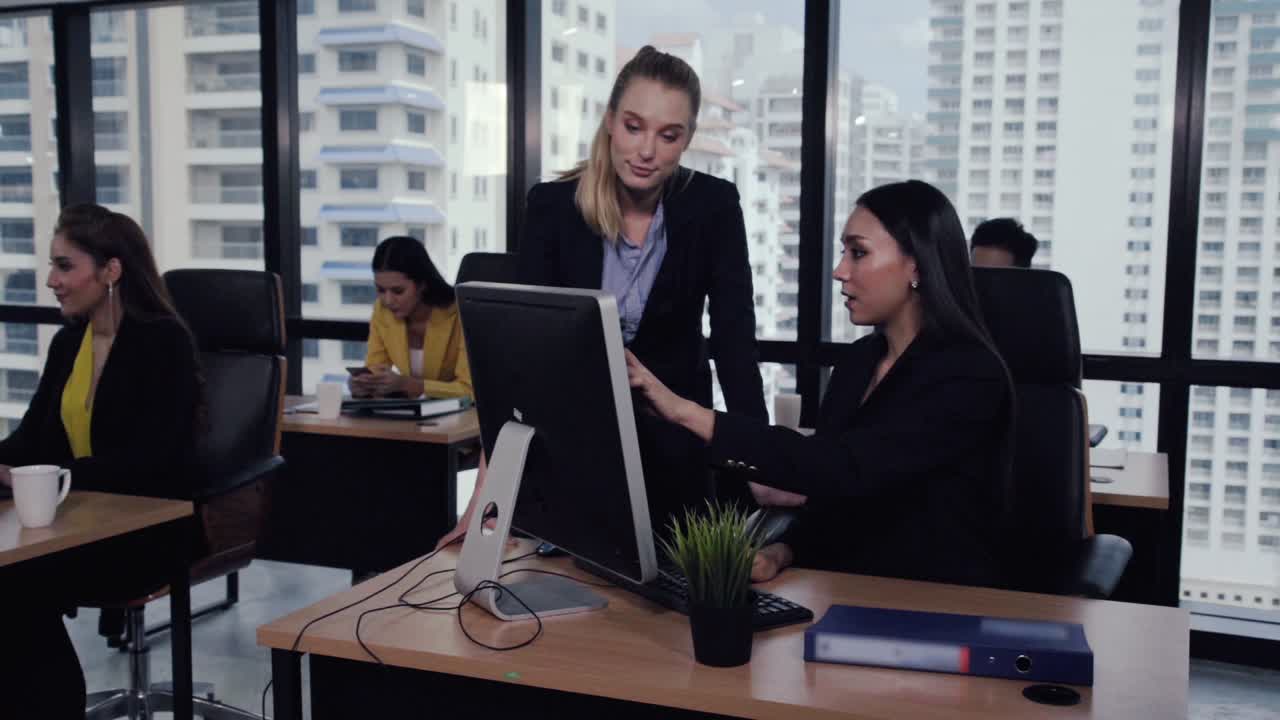 el joven líder da consejos a la joven trabajadora.