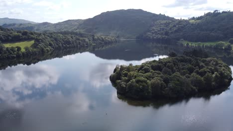 Cielo-Reflejado,-Imágenes-Aéreas-De-Grasmere-Cumbria-Inglaterra