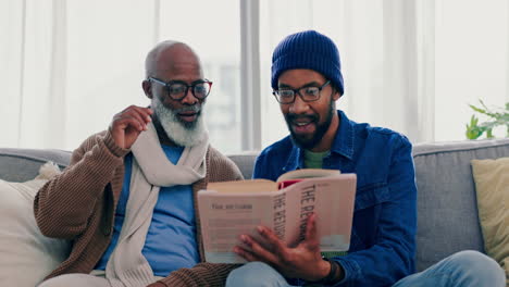 hombre, lectura y padre mayor juntos en casa