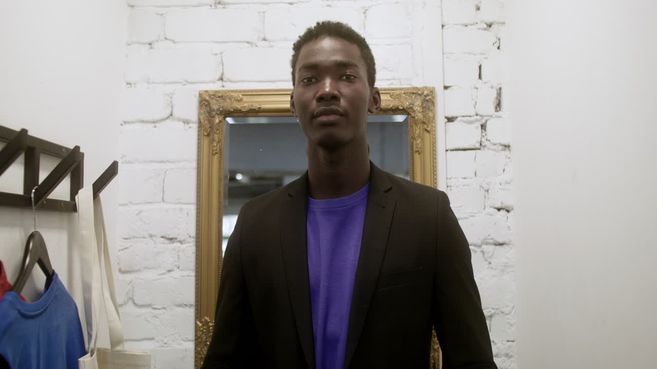 hombre afroamericano mirando a la cámara