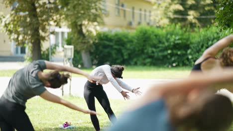 clase de yoga al aire libre