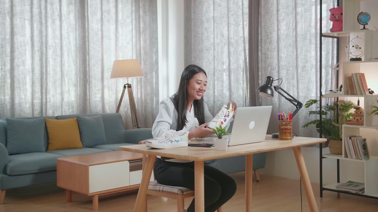 온라인에서 맞춤형 신발을 선보이는 여성