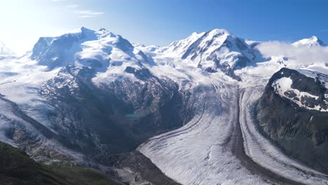 tiro suave del glaciar gorner en gornergrat en zermatt suiza, gran glaciar derritiéndose rápidamente en el caluroso día de verano
