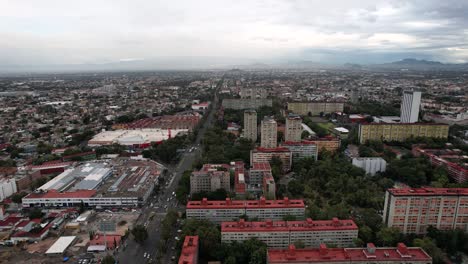 Toma-Lateral-De-Drones-Del-Centro-Urbano-Histórico-De-Tlatelolco-En-La-Ciudad-De-México