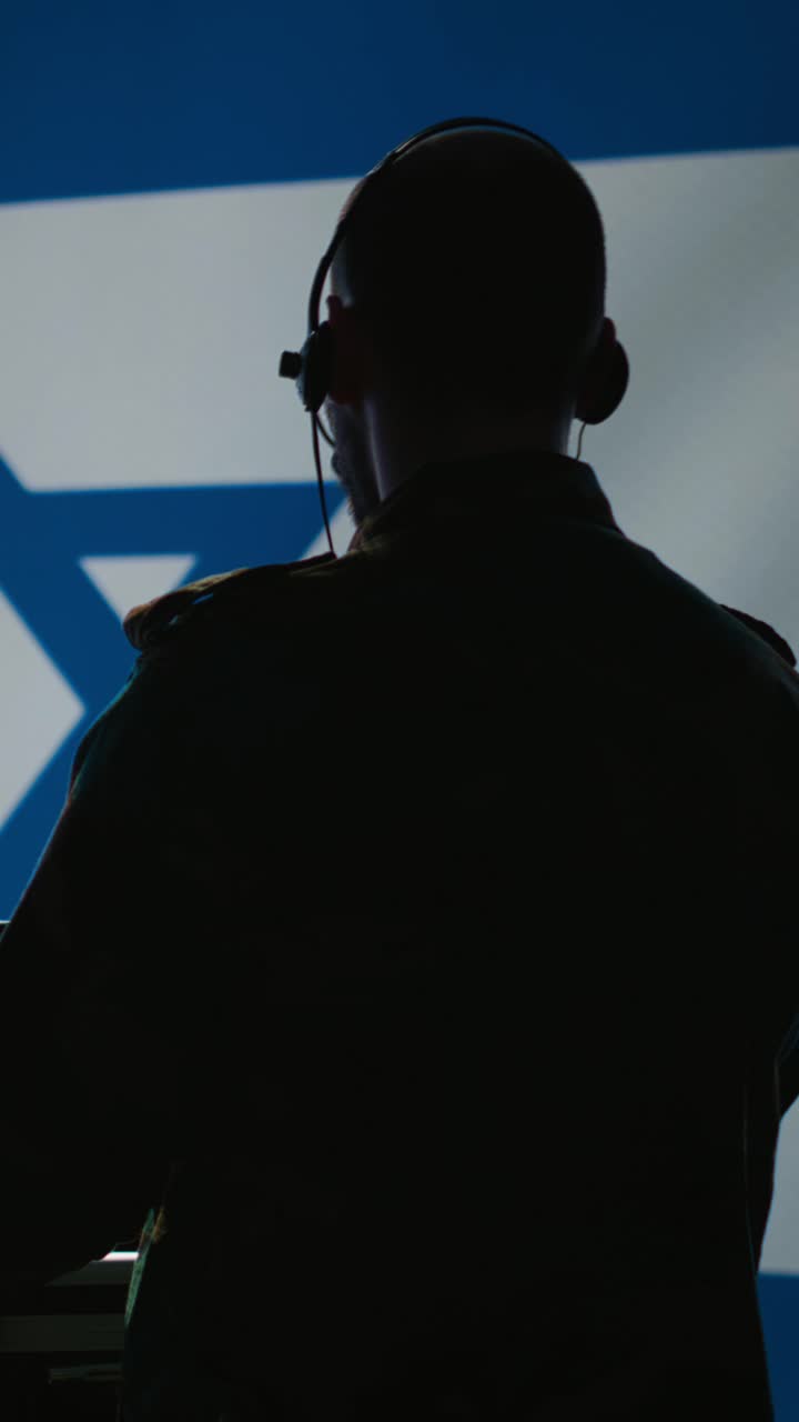 Video verticale: soldato dell'esercito israeliano (IDF) che scansiona missili in avvicinamento ai confini, schierando scudi.