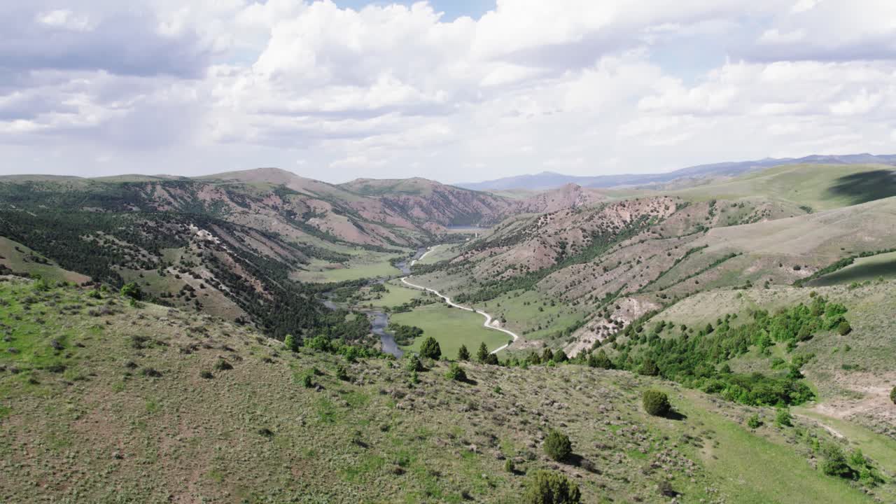Montagne Verdi e Canyon dell'Idaho in estate con cielo nuvoloso, vista aerea 4K.