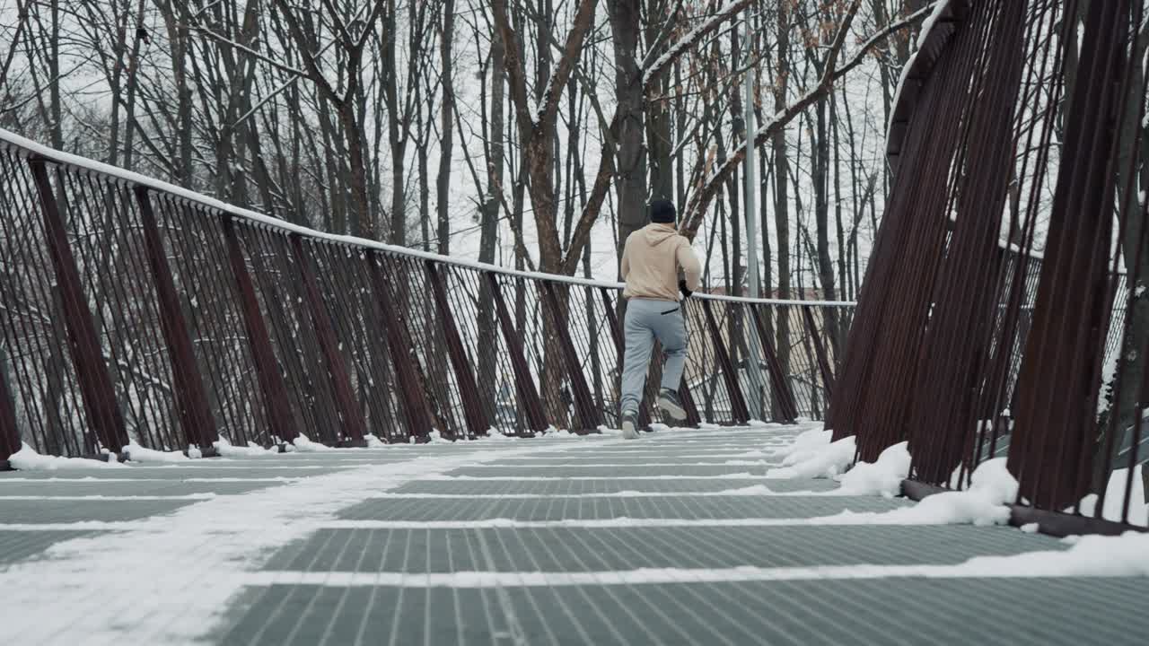 겨울 에 다리 에서 달리는 느린 동작 의 조거