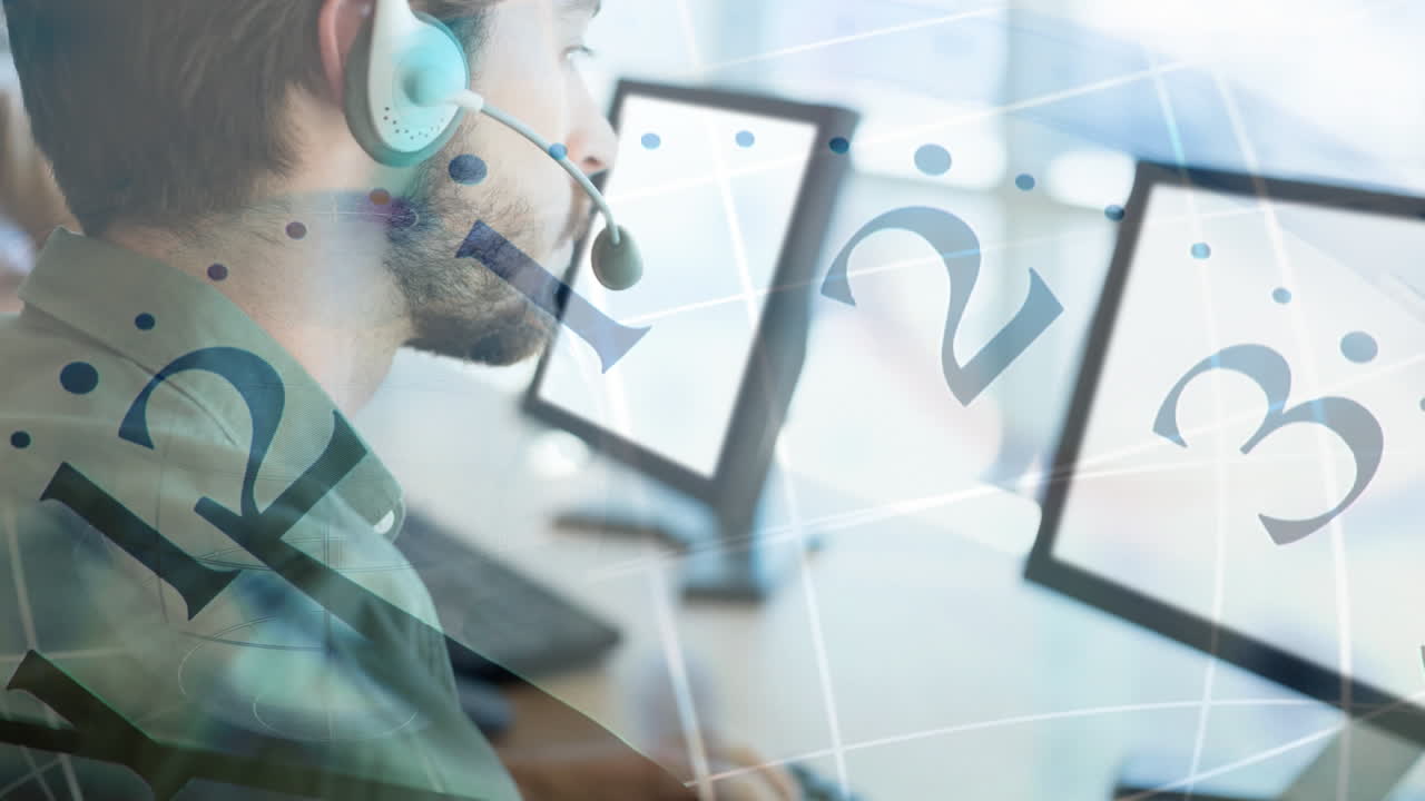 hombre trabajando en un centro de llamadas