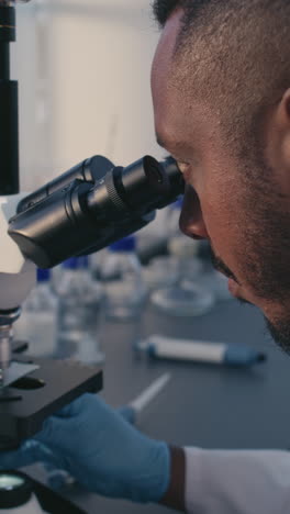 científico usando un microscopio en un laboratorio