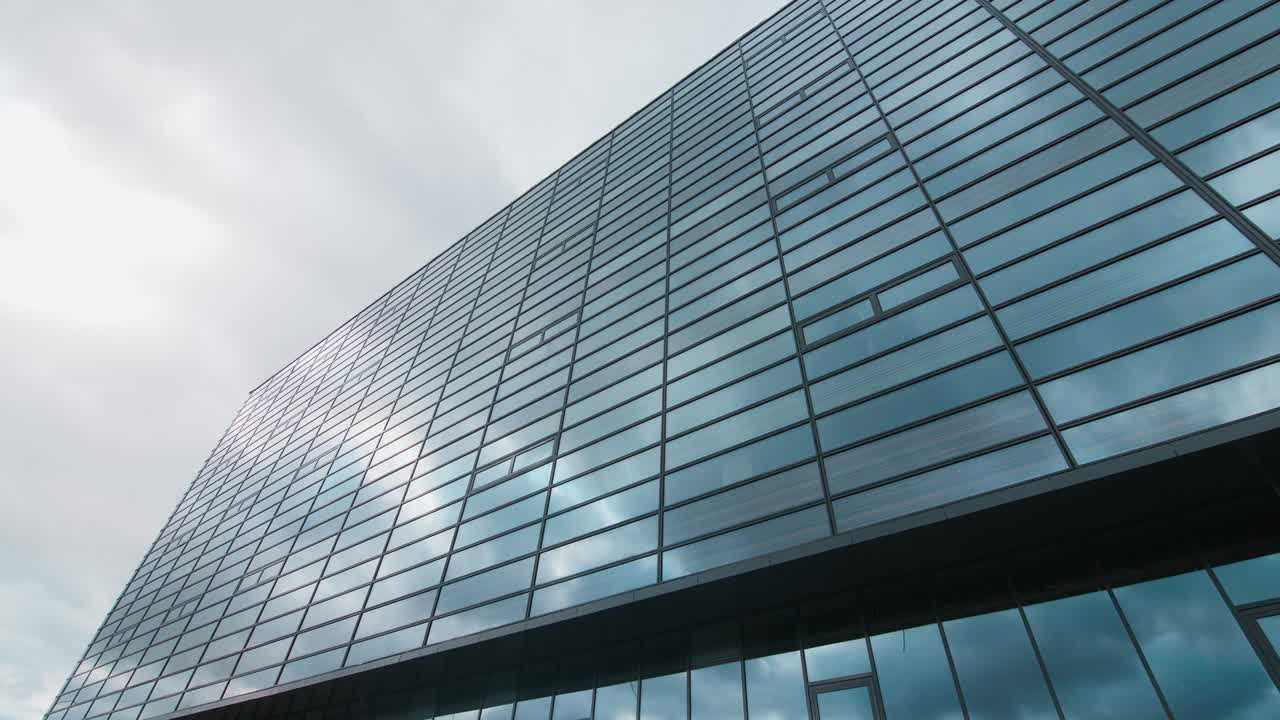 movimiento más allá del edificio de oficinas de gran altura en el sitio de construcción