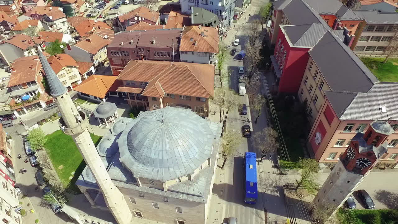 vista aérea de sahat kulla prishtine y mezquita imperial, kosovo