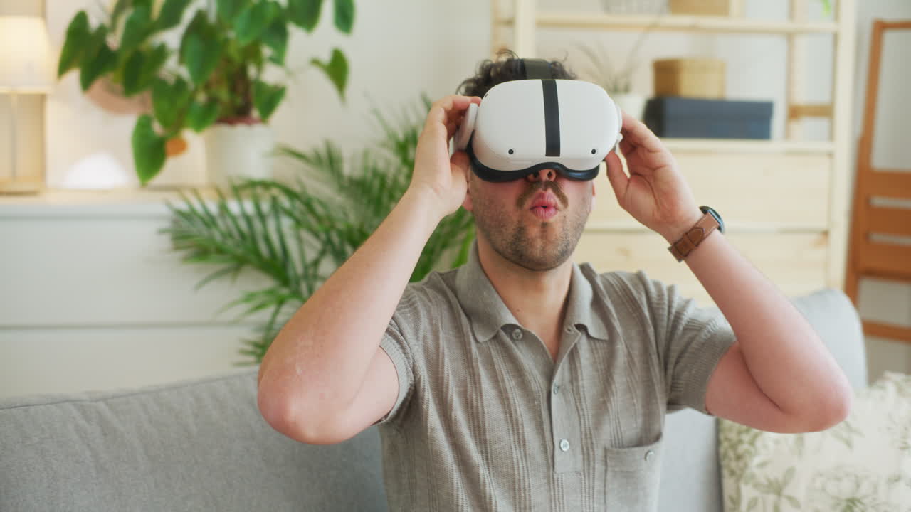 hombre se pone gafas de realidad virtual