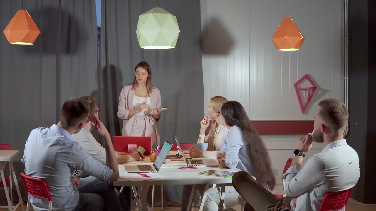 reunión de equipo de negocios en una oficina moderna