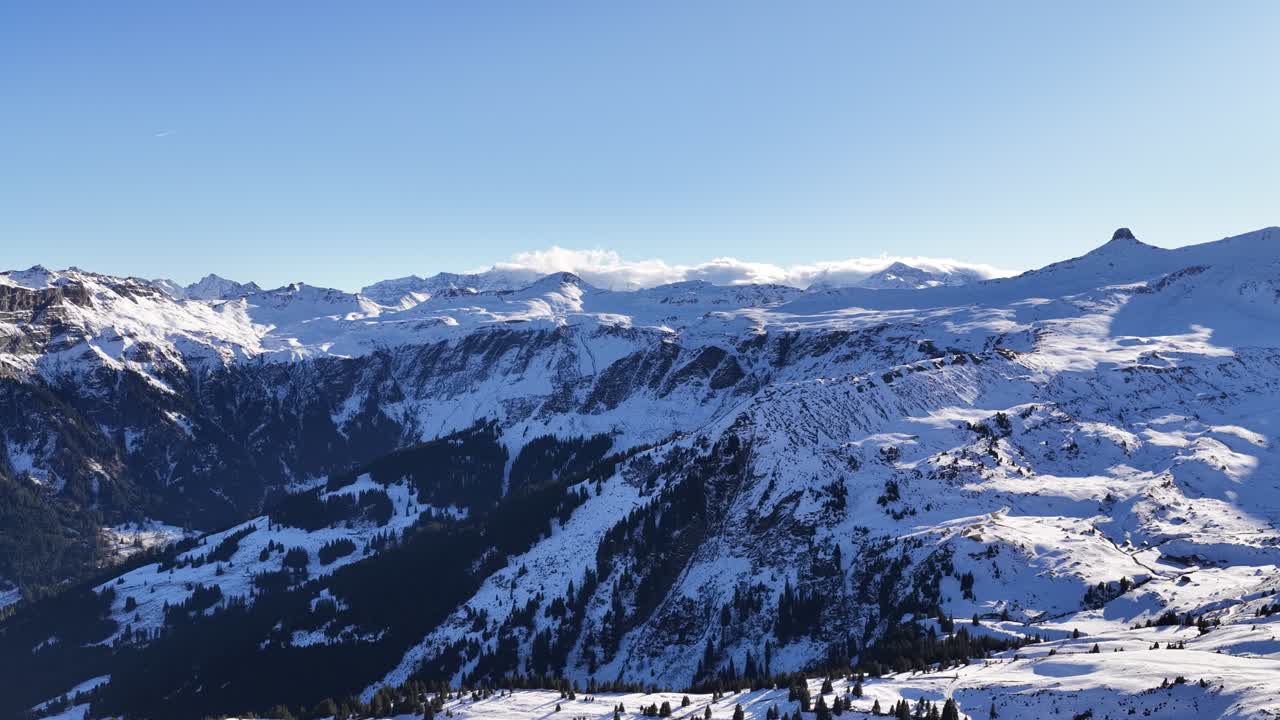 Drohnenaufnahme der schneebedeckten Churfirsten unter klarem blauem Himmel in der Nähe des Walensees in der Schweiz