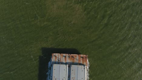 toma aérea de un gran barco cisterna en el agua