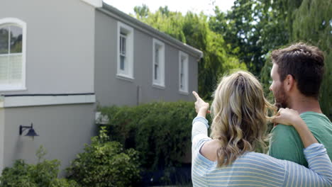 Junges-Schönes-Paar-Im-Gespräch-Im-Garten