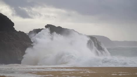 Slow-motion-of-a-wave-break-in-Nazaré,-Portugal