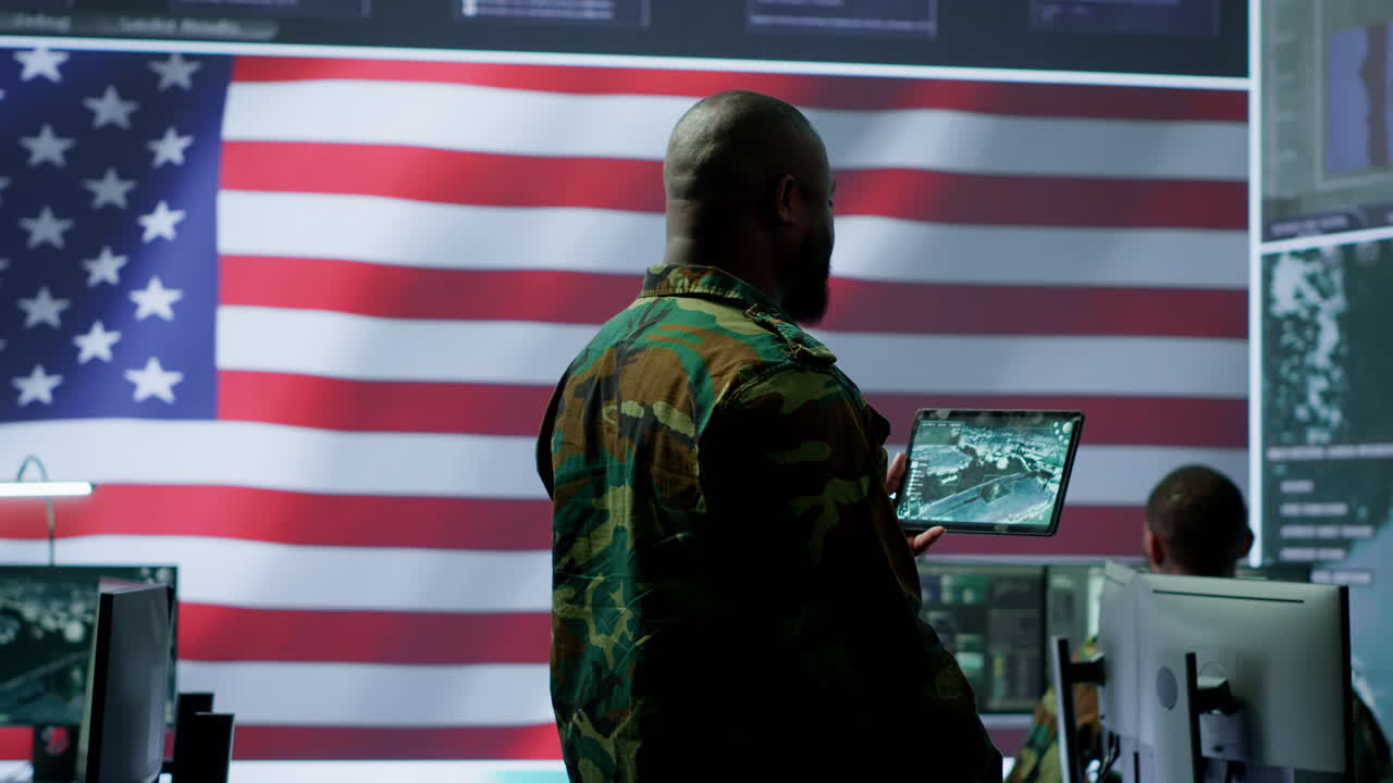 personal militar en la oficina de alta tecnología manejar la actividad de vigilancia en el mapa del mundo