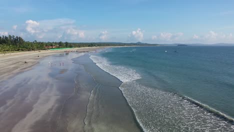 Fliegende-Drohne-über-Ngwe-Saung-Beach,-Myanmar