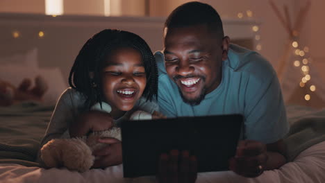 Cama,-Noche-Y-Niño-Con-Padre