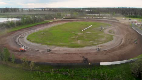 Video-De-Drones-4k-De-Carreras-De-Autos-Sprint-En-Mitchell-Raceway-En-Fairbanks,-Ak-Durante-La-Soleada-Tarde-De-Verano-7