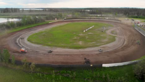 video de drones de 4k de carreras de autos sprint en mitchell raceway en fairbanks, ak durante la soleada tarde de verano-7