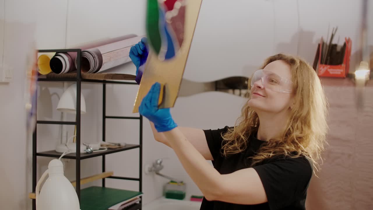 Artista al lavoro su un progetto artigianale