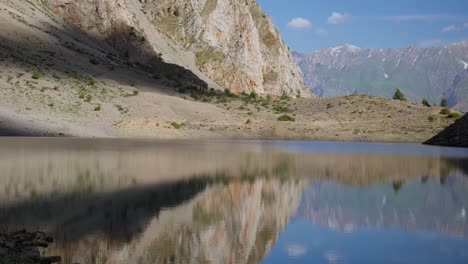 Lago-En-Las-Montañas-De-Uzbekistán