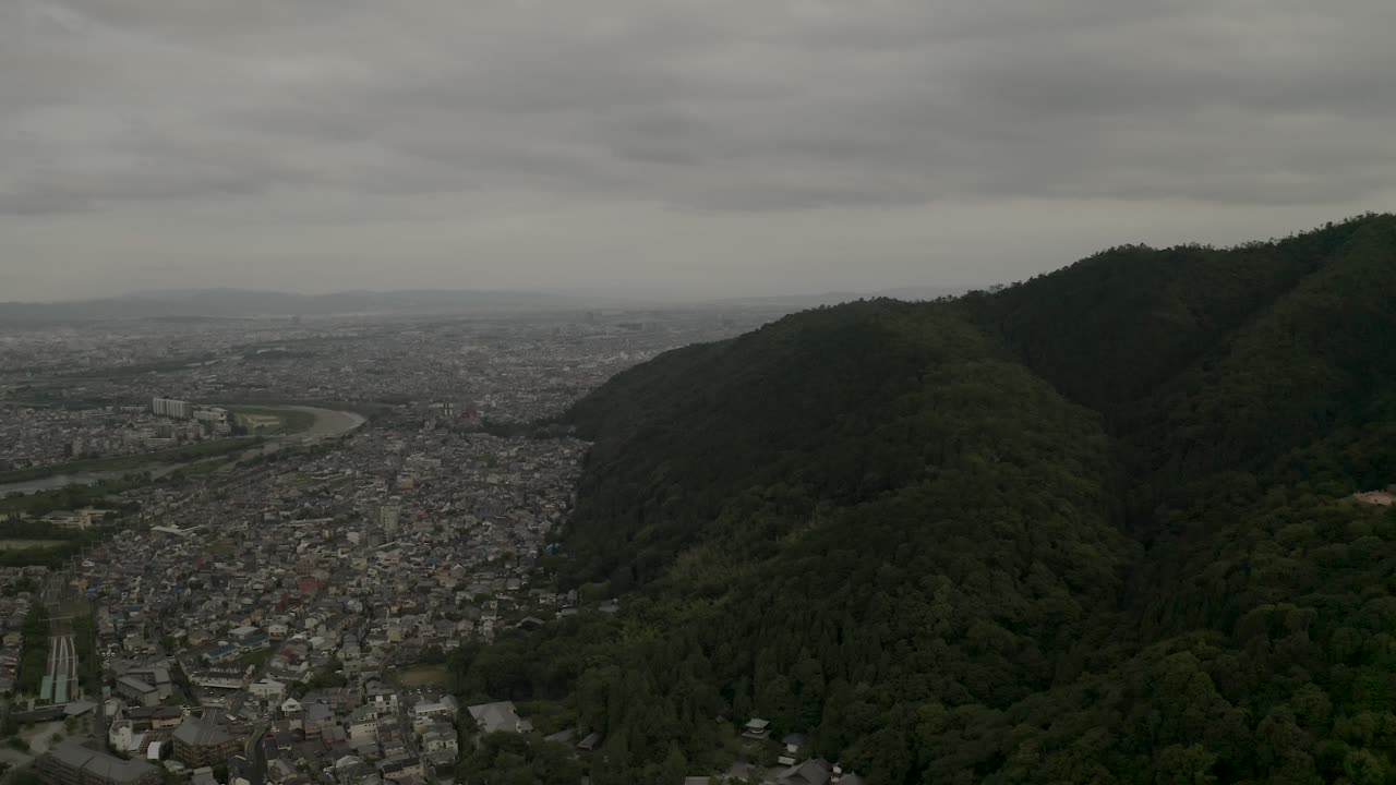 toma aérea de kyoto con drones al atardecer cerca de un río, japón, asia