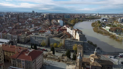 Saragossa-Luftstadtbild-Mit-Fluss-Ebro,-Spanien