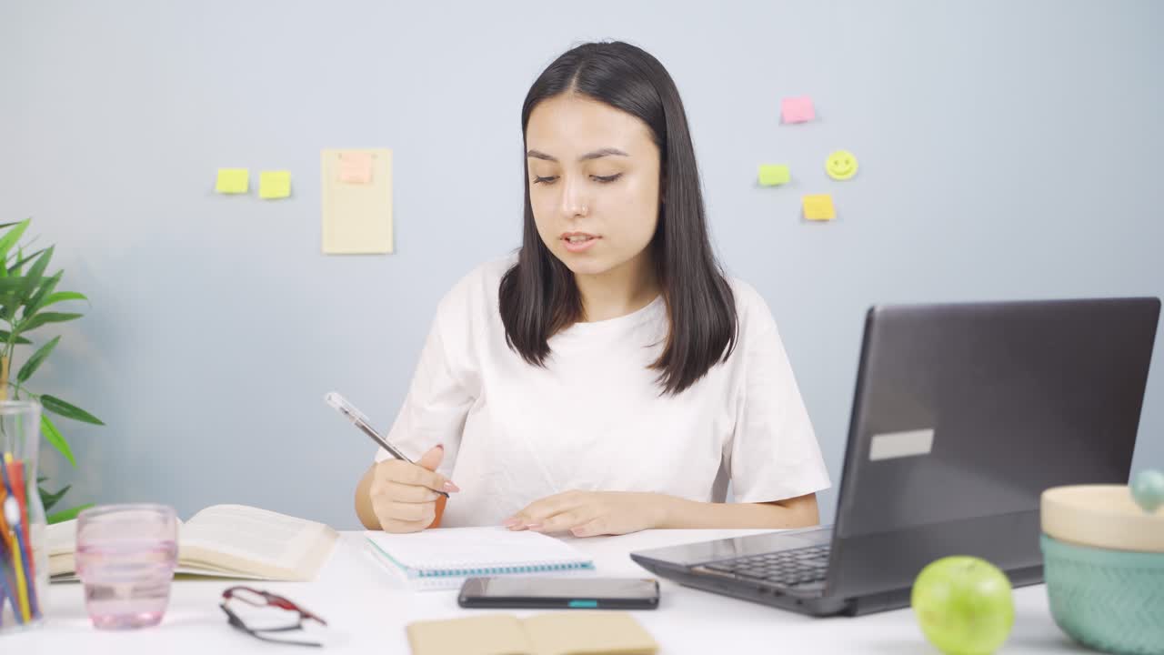 여성 학생이 카메라에 대화하고 있습니다.