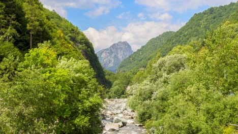 Timelapse-Del-Pico-Mongioie-En-Nava-Y-El-Río-Tanaro-Que-Conduce-A-La-Montaña-En-El-Valle-De-Ormea