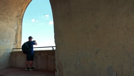 la gente admira la vista desde un mirador