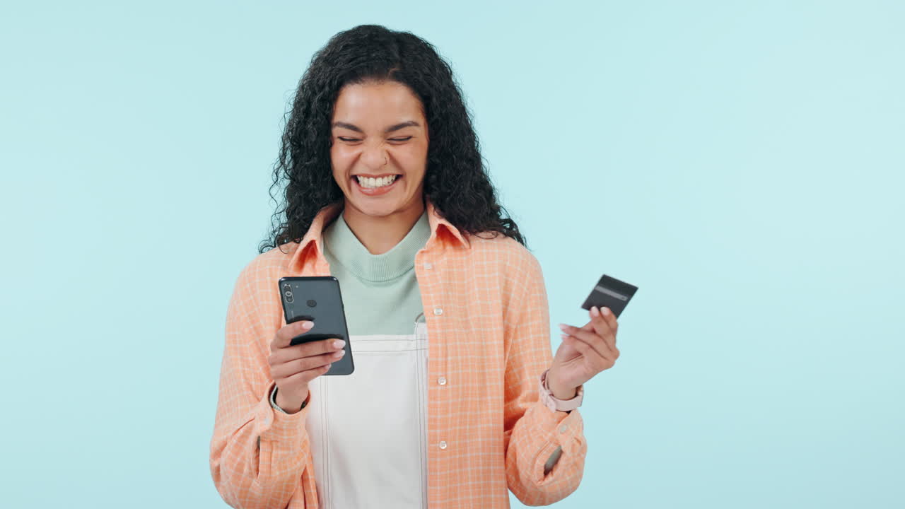 E-commerce, carta di credito e volto di donna con telefono