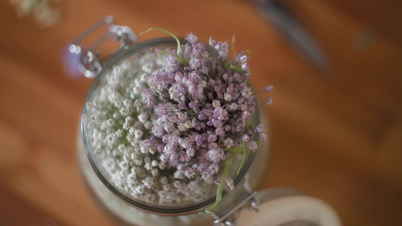Vaso di vetro riempito con fiori decorativi