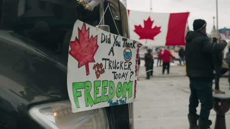 „Haben-Sie-Sich-Heute-Bei-Einem-Trucker-Bedankt?“-Banner,-Das-An-Einem-LKW-Hängt