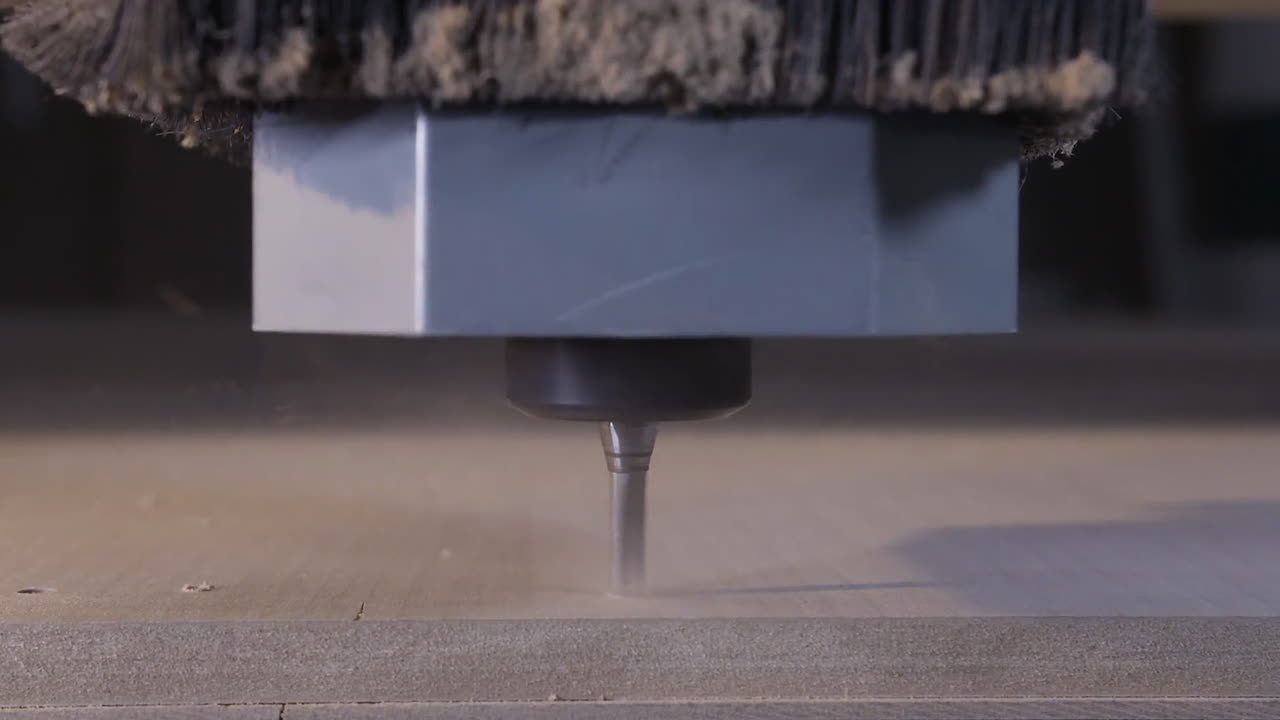 router cnc en acción en la madera