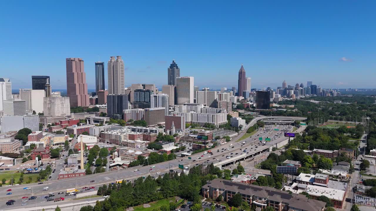 드론이 여름날에 애틀랜타 시내와 미드타운 스카이라인에서 아져 나온 사진