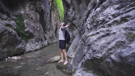 Freier-Junger-Mann-In-Der-Schlucht.