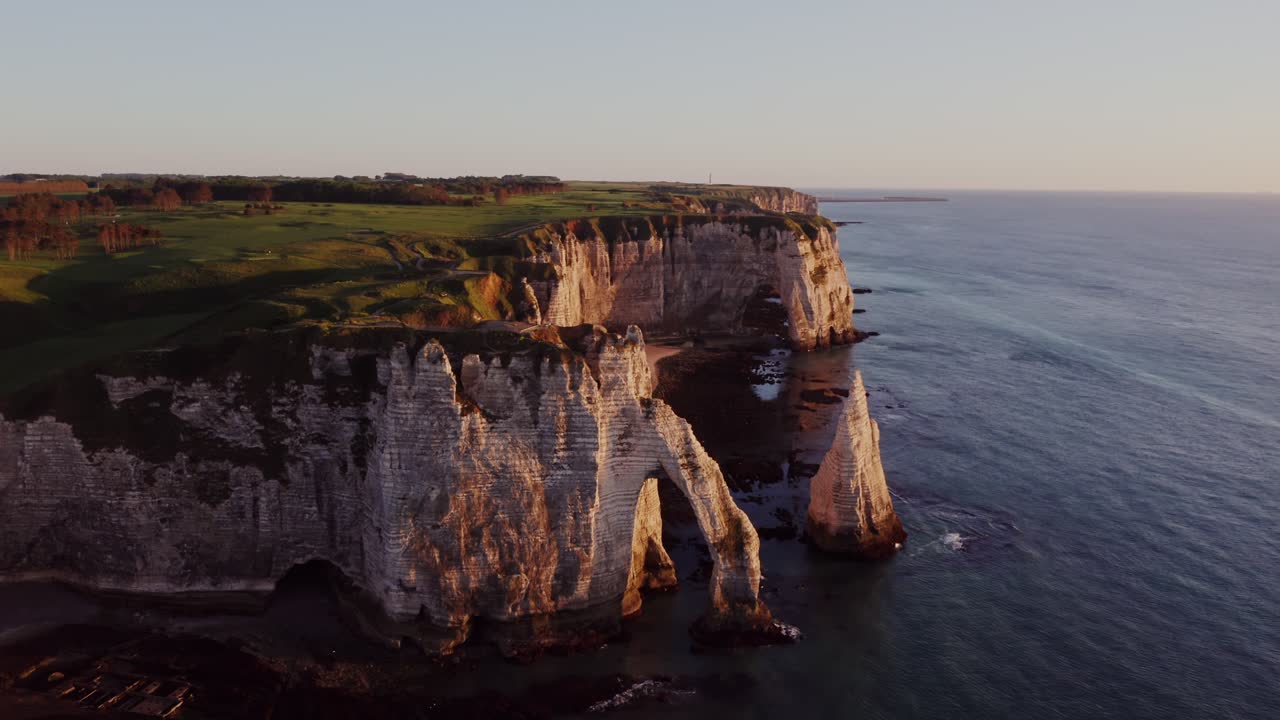 los impresionantes acantilados costeros de etretat, francia al amanecer o al atardecer